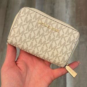 Small Michael Kors wallet NWOT